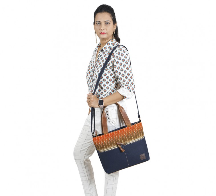 Canvas shoulder bag