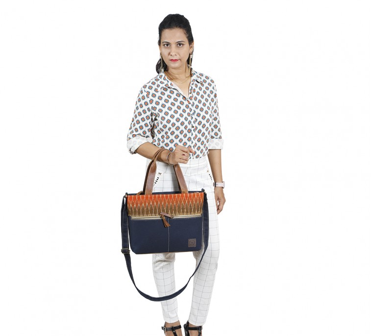 Canvas shoulder bag